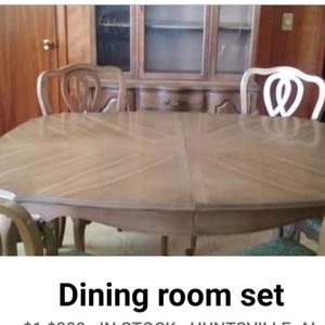 Kitchen Table w 6 chairs